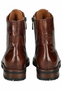 Botas de tobillo de cuero marrón con un acabado brillante, cierre de cremallera en el lateral, suela de goma resistente y acentos de tacón de madera en contraste.
