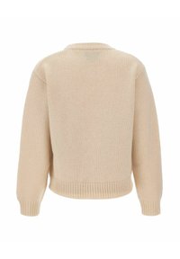 Pull en tricot beige avec un col rond côtelé, des épaules abaissées et un ourlet côtelé. La texture semble douce et épaisse.