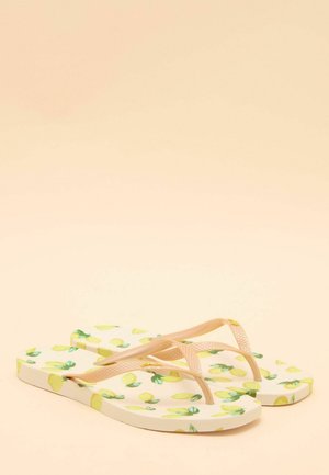 Flip-Flops mit Zitronenmuster, einem strukturierten weißen Fußbett und dünnen, beigen Riemen, die für den lässigen Sommer-Einsatz gestaltet sind.