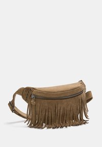 Borsa in suede marrone con frange, dal design curvo, tasca anteriore con zip, tracolla regolabile e dettagli con borchie in metallo sui lati.