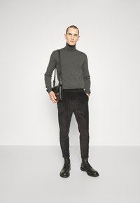 HUGO SAN THOMAS - Camisola - dark grey