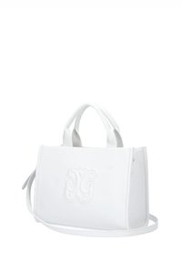Borsa a tracolla bianca in pelle con manici corti e tracolla staccabile. Presenta un logo impresso sul davanti e una forma rettangolare.