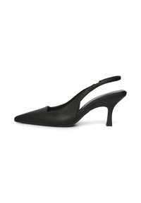 Scarpa slingback in pelle nera con punta appuntita, tacco leggero, design traforato e texture liscia. Presenta un sottile cinturino alla caviglia per il supporto.