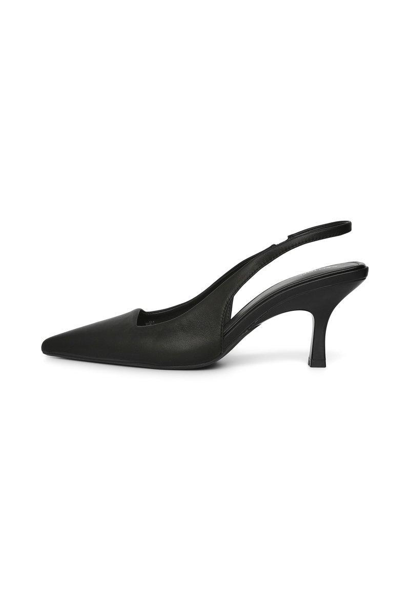 Scarpa slingback in pelle nera con punta appuntita, tacco leggero, design traforato e texture liscia. Presenta un sottile cinturino alla caviglia per il supporto.