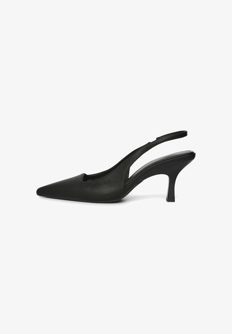 Scarpa slingback in pelle nera con punta appuntita, tacco leggero, design traforato e texture liscia. Presenta un sottile cinturino alla caviglia per il supporto.