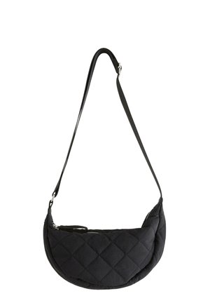 Černá prošívaná polokruhová kabelka přes rameno s nastavitelným popruhem a horním zipem.