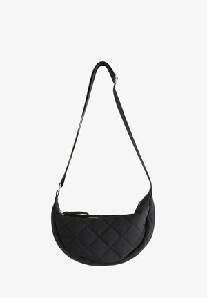 Sort quiltet skuldertaske i halvmåneform med justerbar strop og lynlås i toppen.
