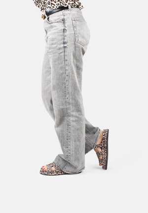 Muiltjes - brown with animal print