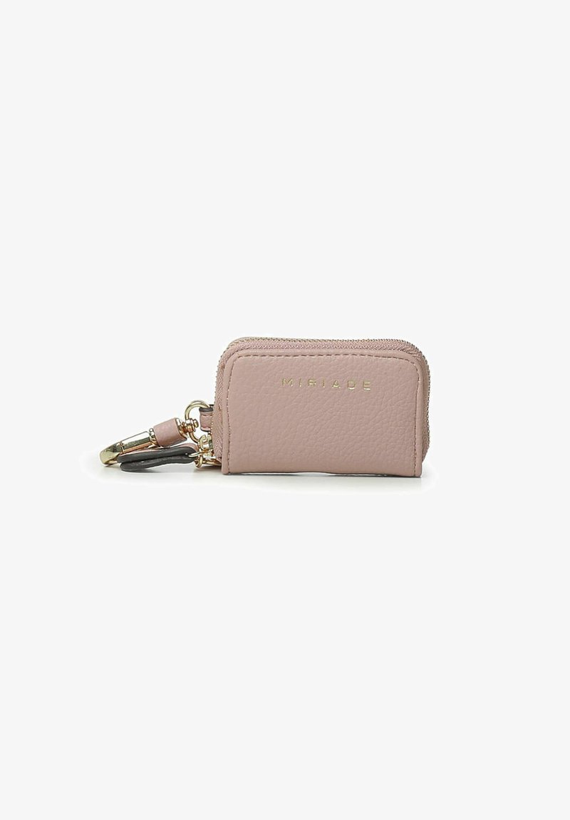 Portafoglio zip in pelle rosa con finitura testurizzata, logo dorato e attacco per portachiavi. Forma rettangolare compatta con angoli arrotondati.
