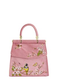 Bolso de ante rosa con bordado floral, que presenta pájaros y mariposas. Herrajes en tono dorado y asa redondeada en la parte superior. Cierre elegante de solapa.