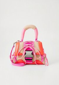 Kleurrijke handtas gemaakt van mesh en synthetisch materiaal, met roze, oranje en beige tinten, voorzien van een vierkante metalen gesp en verstelbare riem.
