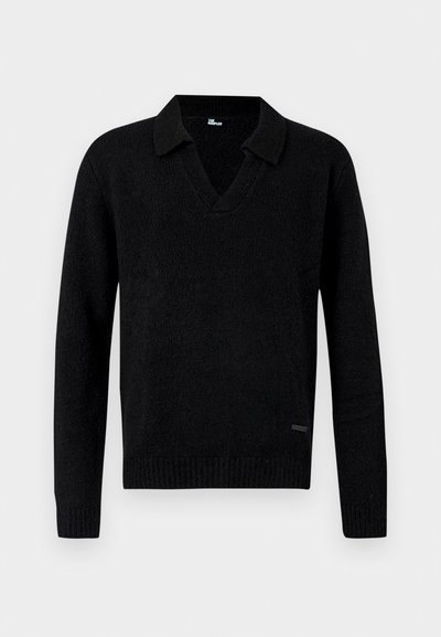 Pulover negru tricotat cu mâneci lungi, guler în V și manșete și tiv drepte, expus pe un fundal neutru.