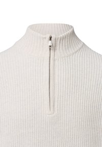 Jasno beżowy sweter w prążki z zamkiem błyskawicznym przy stójce. Posiada teksturowany materiał i srebrny zamek z przodu, umożliwiający regulowane zapięcie.
