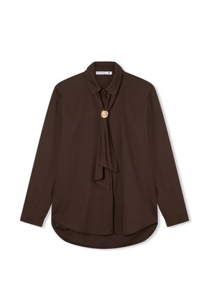 Blusa a maniche lunghe marrone scuro con colletto e sciarpa attaccata annodata davanti con un dettaglio decorativo in oro.