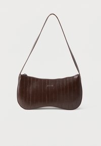 Bolso de mano marrón con una forma curva y alargada, hecho de un material texturizado con líneas verticales, cierre de cremallera y una sola correa para el hombro.