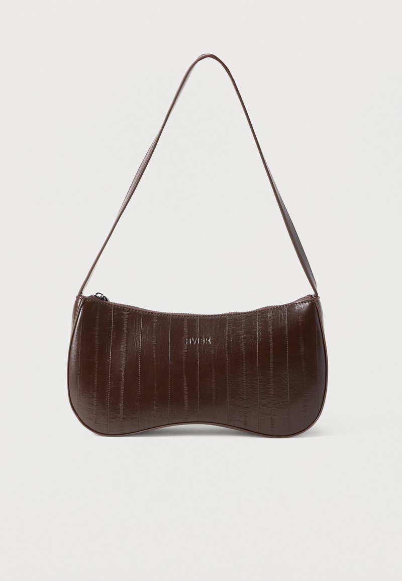 Bolso de mano marrón con una forma curva y alargada, hecho de un material texturizado con líneas verticales, cierre de cremallera y una sola correa para el hombro.