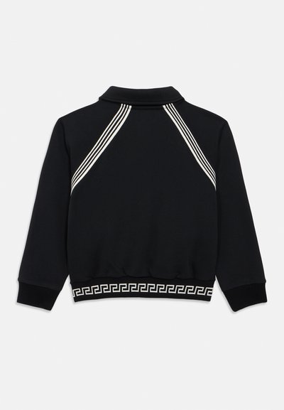 Μαύρο φούτερ με γιακά, με λευκές ρίγες στους ώμους και διακοσμητική ταινία με σχέδιο στο τελείωμα. Μαλακό, υφασμάτινο ύφασμα με υφή.