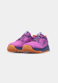 Chaussures de trail en rose et violet vibrants, avec un upper texturé, des accents orange et une semelle extérieure Vibram robuste pour une meilleure adhérence.