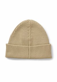 Berretto a maglia beige con trama a coste e risvolto arrotolato. Presenta un motivo a trecce verticali sulla parte superiore. Tessuto morbido e design aderente.
