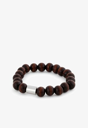 Narukvica od drvenih perlica sa okruglim tamnosmešnim perlicama s glatkom teksturom, ukrašena sjajnom srebrnom cilindričnom kopčom.