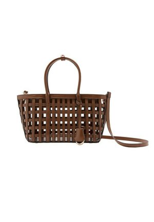 Bolso tote de cuero marrón con diseño de celosía abierta, dos asas y una larga correa de hombro ajustable sobre un fondo blanco.