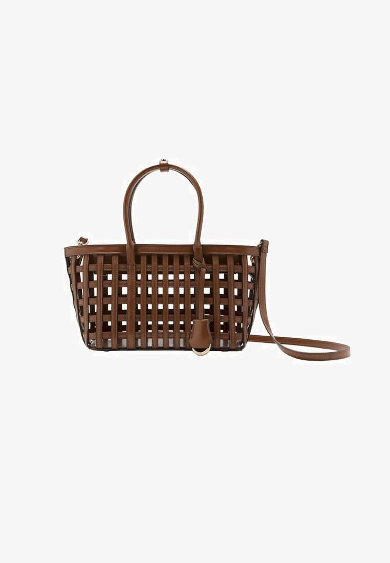 Sac fourre-tout en cuir marron avec un design en treillis ouvert, deux poignées et une longue bandoulière réglable sur un fond blanc.