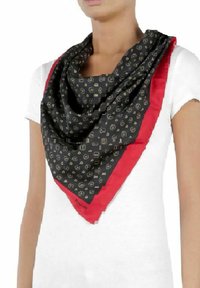 Czarny i czerwony trójkątny jedwabny szalik z złotymi akcentami wzorów, z ikonami na czarnym tle i jednolitą czerwoną krawędzią.