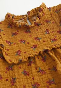 Mango Kids GEBLOEMDE GETEXTUREERDE - Vardagsklänning - mustard yellow