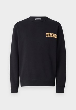 Czarny sweter z okrągłym dekoltem, z haftem "TIMBS" w żółtym kolorze na lewej piersi. Wykonany z miękkiego materiału bawełnianego, z prążkowanymi mankietami.