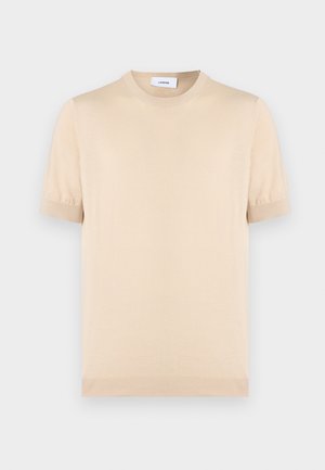 Beige lyhythihainen neulepaita pyöreällä pääntiellä. Kangas vaikuttaa pehmeältä, ja hihansuissa sekä helmassa on resorikoristelu. Minimalistinen muotoilu.