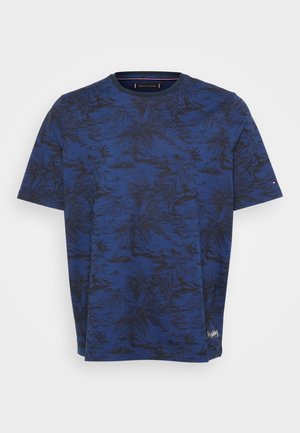 Blaues T-Shirt mit kurzen Ärmeln und einem dunklen Palmenmuster. Hat einen runden Halsausschnitt und ein kleines Logo am linken Ärmel.