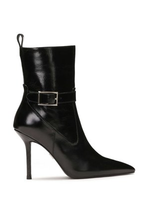 Scarponcino in pelle nera con punta appuntita, finitura lucida, alto tacco a stiletto e una fascia decorativa con fibbia rettangolare.