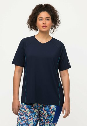 Marineblauw atletisch T-shirt met een V-hals, korte raglanmouwen en turquoise accenten langs de zijkanten. Gemaakt van ademende stof.