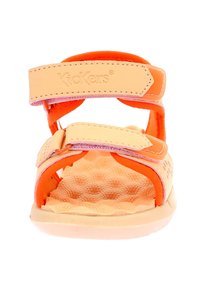 Sandalino per bambini arancione e beige con fodera testurizzata, cinturini in Velcro e suola in gomma. Presenta il logo del marchio sul cinturino. Design leggero.