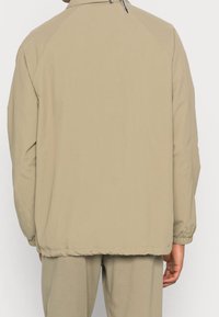 adidas Originals Tunn jacka - olive