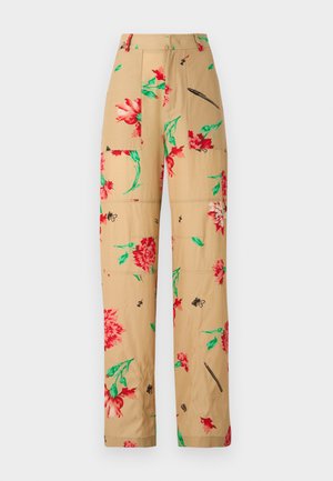 Pantaloni cu un model floral pe un fundal bej, prezentând flori roșii și verzi, cu accente negre. Design lejer cu buzunare laterale.