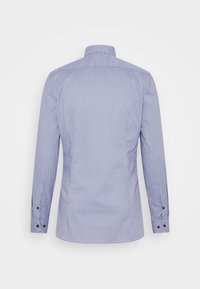 Niebieska koszula z długim rękawem, ozdobiona geometrycznym wzorem, z mankietami na guziki i klasycznym kołnierzem. Tkanina ma gładką fakturę.