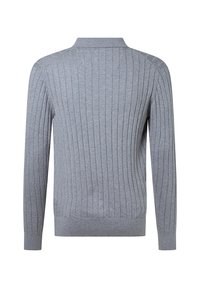 Grauer, gerippter Pullover mit Kragen, langen Ärmeln und strukturiertem Muster. Der Stoff wirkt weich und atmungsaktiv mit einer taillierten Silhouette.