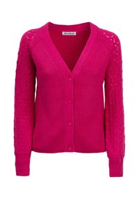 Fuchsie Strickjacke mit V-Ausschnitt, Knopfleiste und strukturiertem Rautenmuster an den Ärmeln. Rippbündchen und -saum sorgen für Struktur.