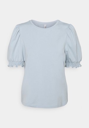 Haut bleu clair à manches courtes avec manches bouffantes et poignets élastiques froncés, présentant un col rond et un devant uni.