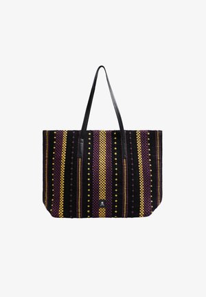 Sac fourre-tout en tissu tissé rayé noir, violet et jaune, présentant des textures contrastées et deux longues poignées en cuir noir.
