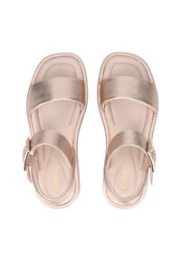 Sandalias rosa dorado con dos cintas metálicas anchas, superficie texturizada y un acento de hebilla dorada. Plantilla acolchada y diseño de suela plana.
