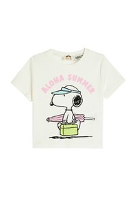 Kortærmet hvid t-shirt med et tegneseriehund med en grøn taske, en pink paraply, og teksten "ALOHA SUMMER" i pink ovenfor.