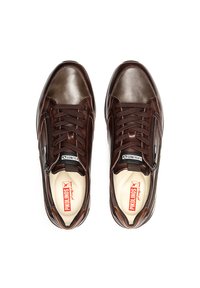 Zapatillas de cuero marrón con un acabado suave, punta redondeada, diseño de cordones y cremalleras laterales. Presentan la marca en la lengüeta y en la plantilla.