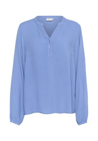 Chemise bleu clair à manches longues en tissu texturé, avec un col en V et un plastron à trois boutons, avec des poignets froncés.