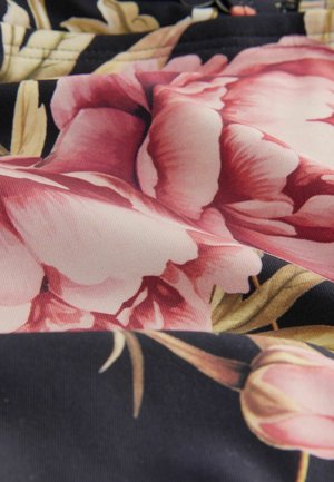Blumenstoff mit großen rosa Pfingstrosen und Knospen auf schwarzem Hintergrund, mit subtiler Textur und satten Farben.