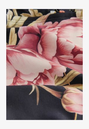 Blommönstrad tyg med stora rosa pioner och knoppar mot en svart bakgrund, med subtil textur och rika färger.