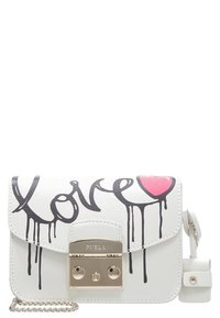 Biała skórzana torebka na ramię z grafiką "love" i różowym sercem. Wyposażona w złote okucia i odpinany łańcuszek. Kompaktowy, prostokątny kształt.