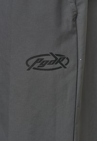 Pegador ARDEN PARACHUTE PANTS - Nadrágok - anthracite/black