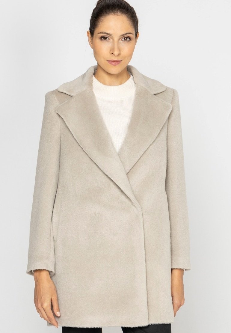 Jasnoszara, fakturowana kurtka z szerokim kołnierzem i długimi rękawami, charakteryzująca się otwartym przodem i luźnym krojem.